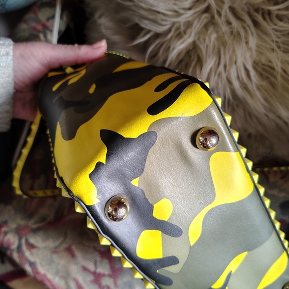 Valentino Garavani Rockstud All Leather Camouflage Bag. - Picture 4 of 14